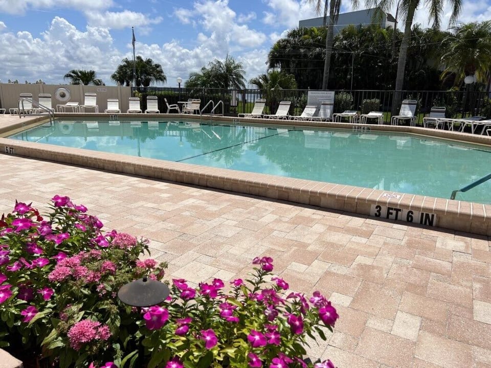Open Deck – 2BR Loft Condo with Bay Views (752)