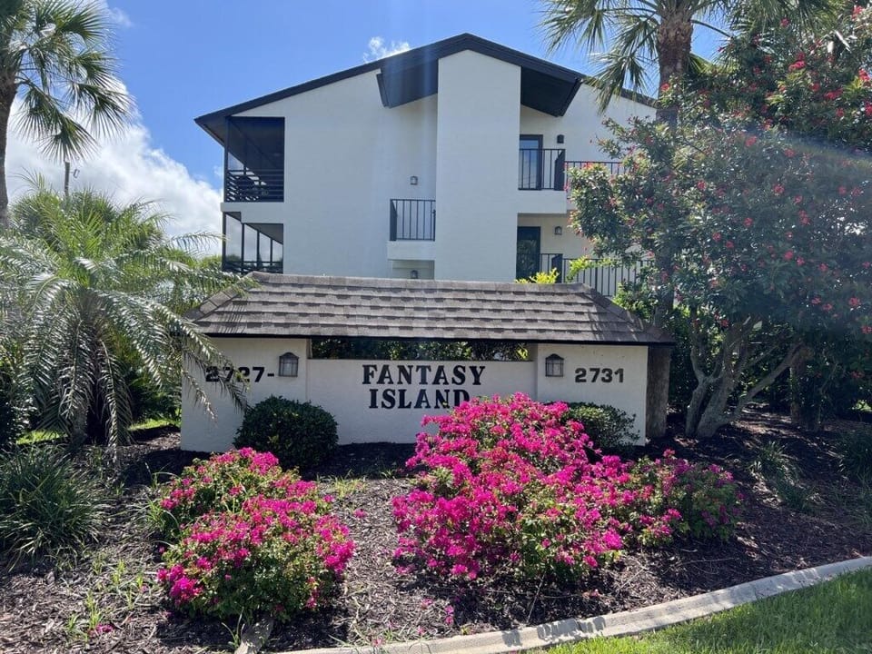 Fantasy Island Condo - Bay Views - Pool -  Garage (499)
