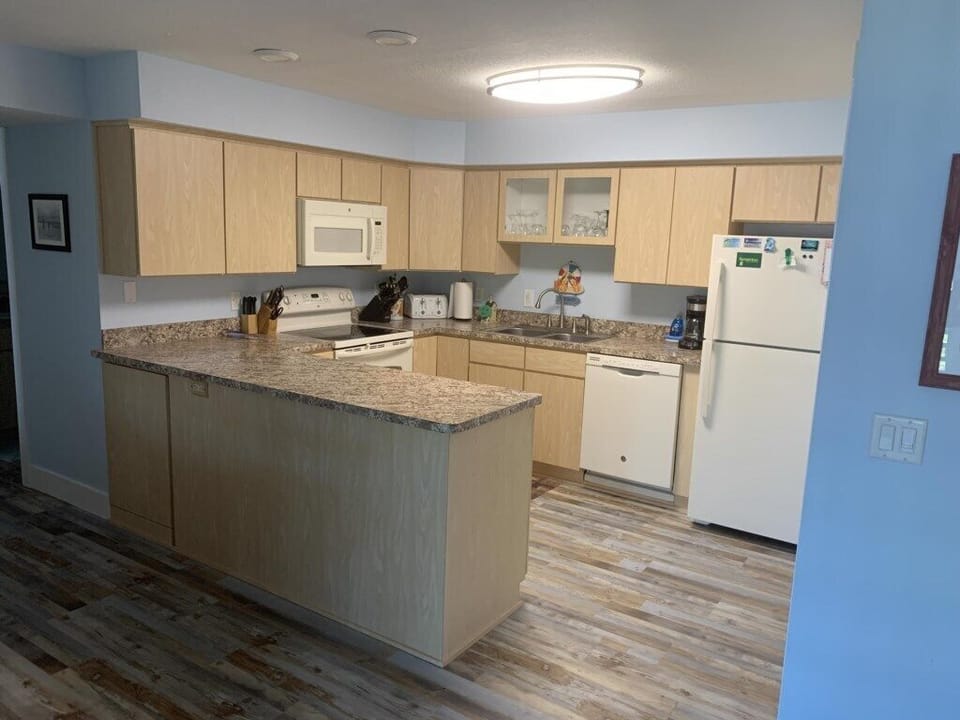 Fantasy Island Condo - Bay Views - Pool -  Garage (491)
