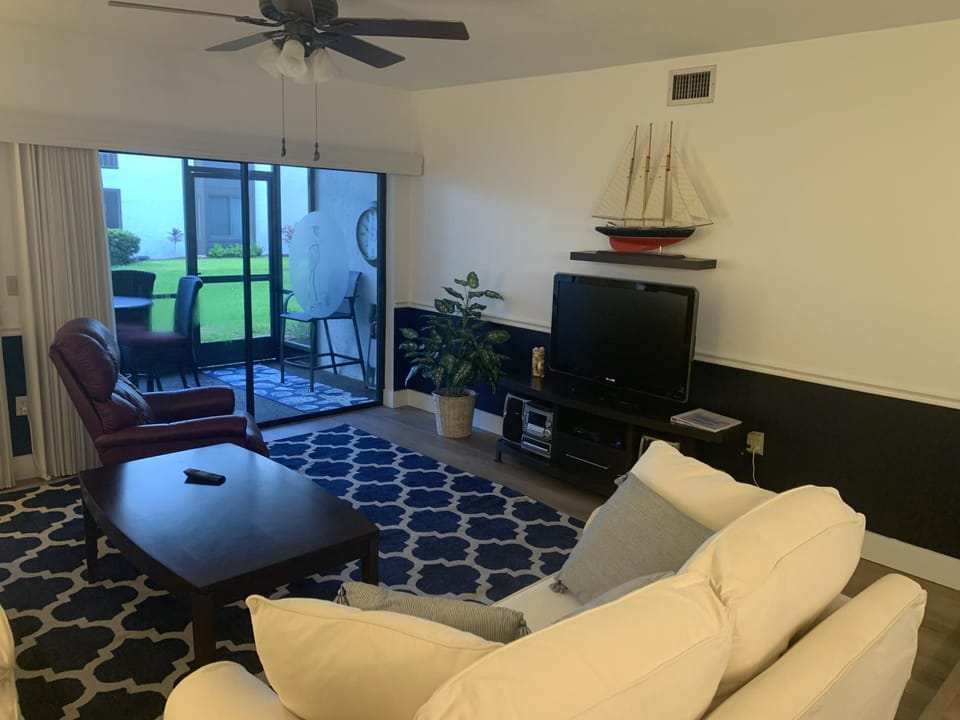 Effortless Escape – Walk-Out 2BR at Tamarind (886)