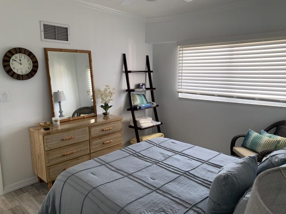 2BR Gulf Condo – Balcony, Pool, & Beach Views (192)