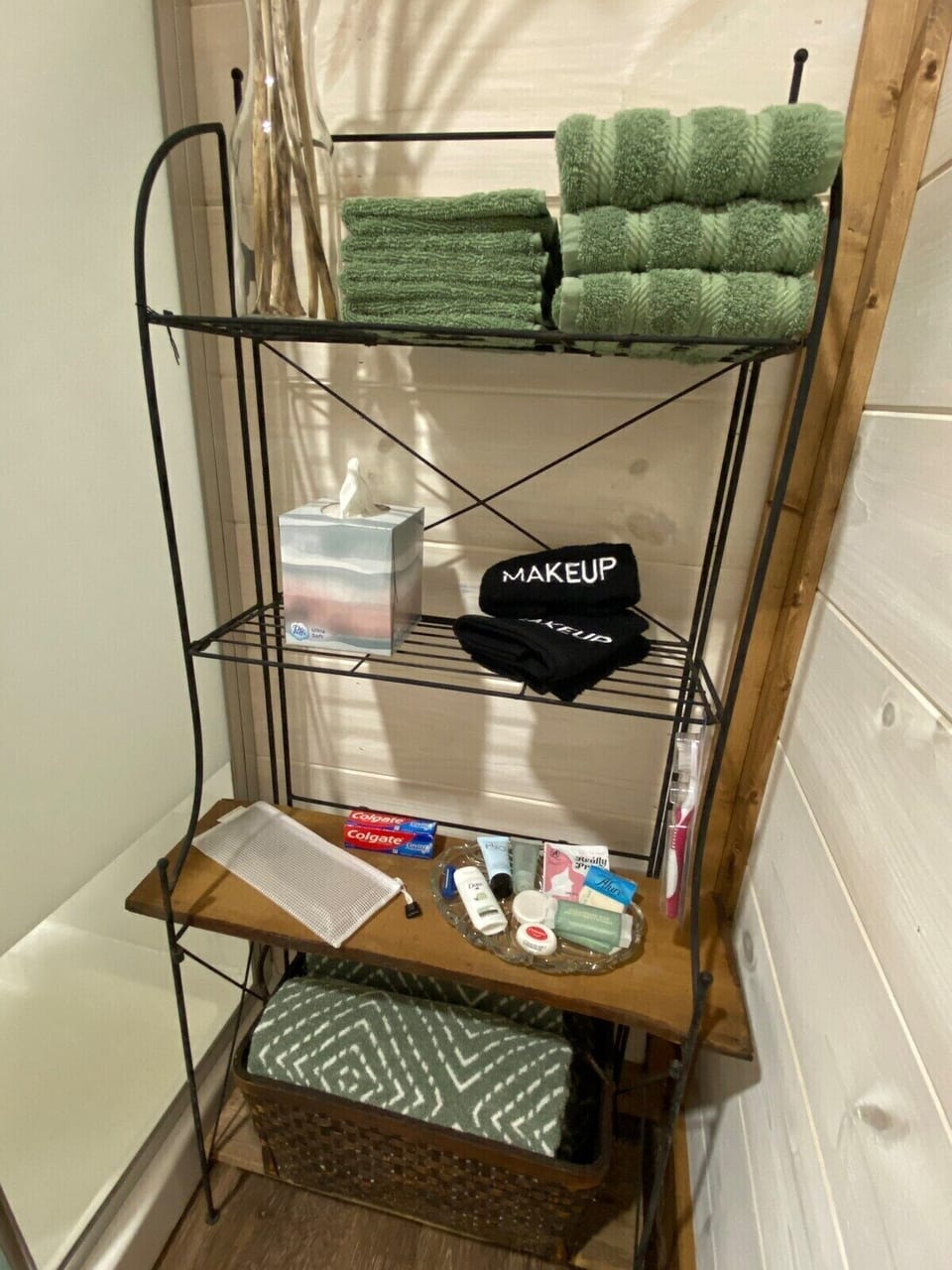 Please use the designated makeup towels to remove eye makeup. 