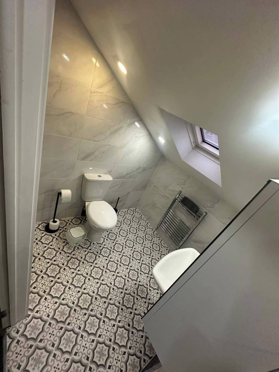 Apartment | Bathroom | Shower, towels, toilet paper