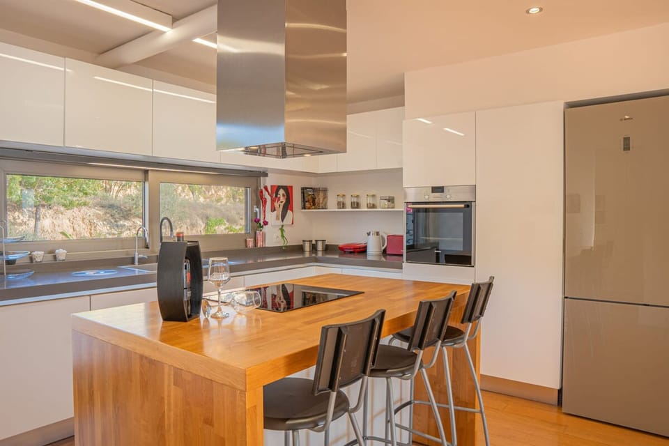House | 4 bedrooms, desk
