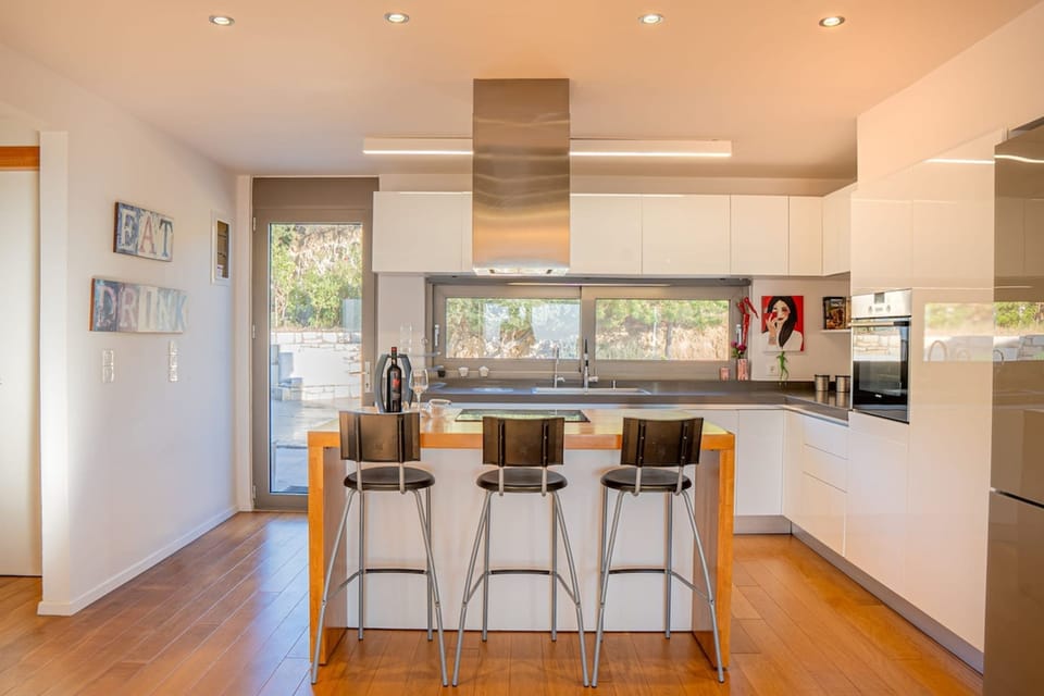House | 4 bedrooms, desk