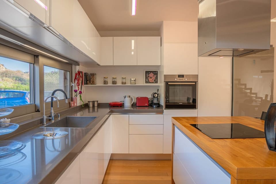 House | 4 bedrooms, desk