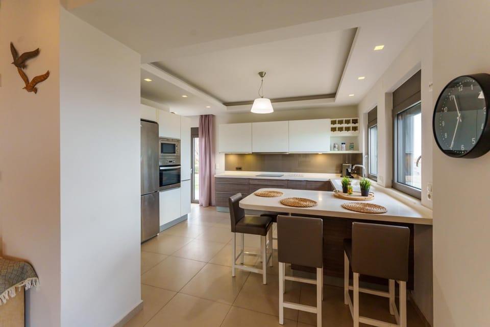 House | 4 bedrooms, desk, soundproofing