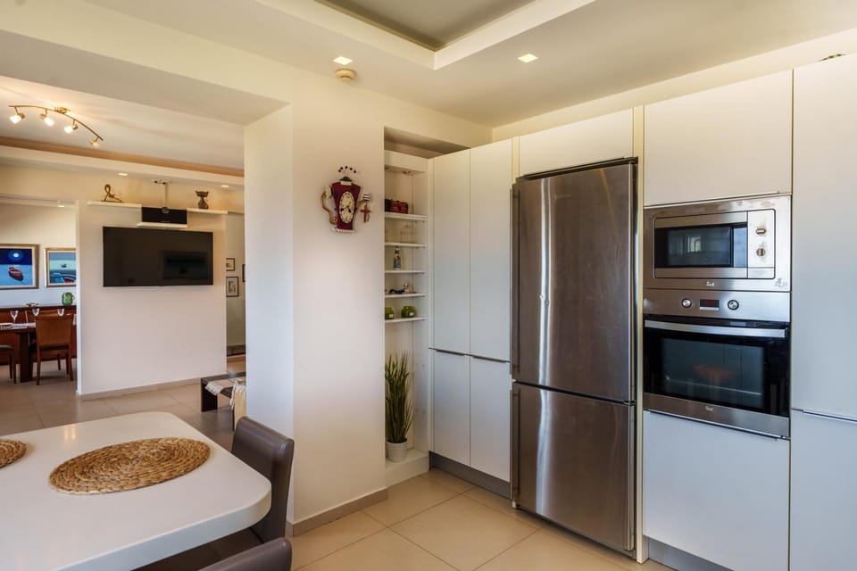 House | 4 bedrooms, desk, soundproofing