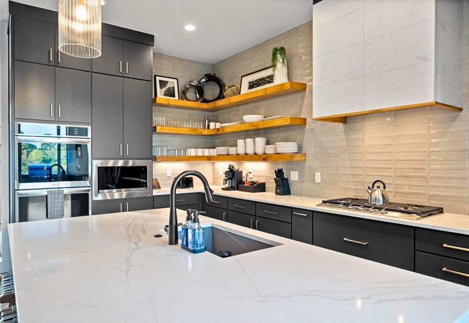 Everything you need is within reach in this organized kitchen. From snacks to drinks, it’s designed for convenience and enjoyment.