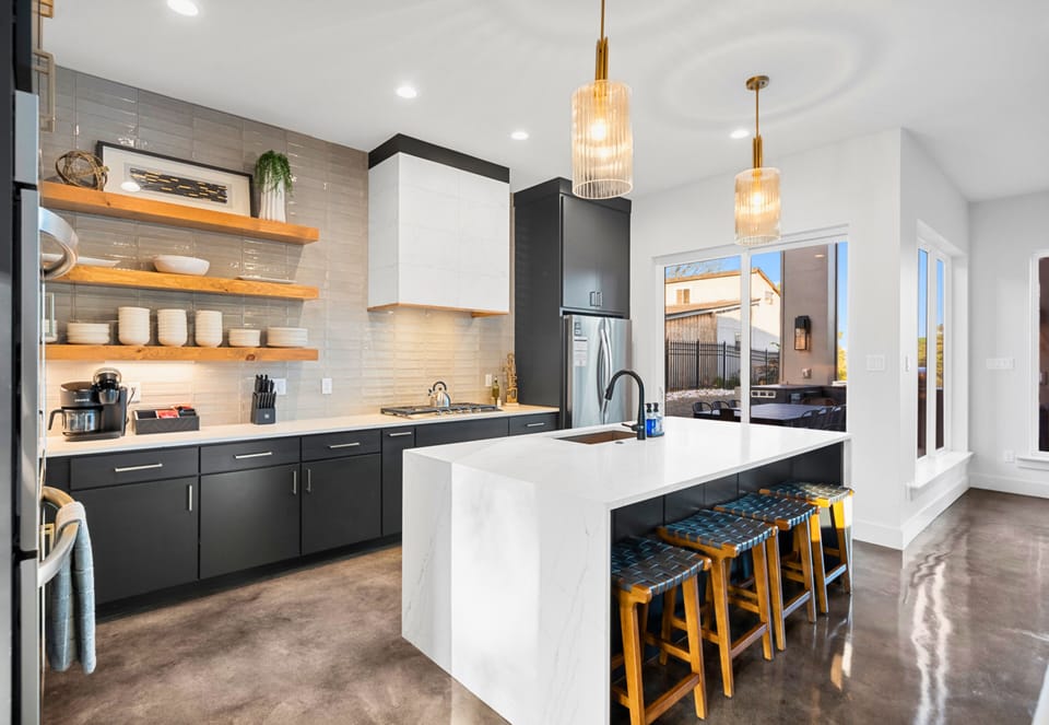 Modern and fully equipped, this kitchen has all you need for culinary creativity – perfect for anything from family dinners to midnight snacks.