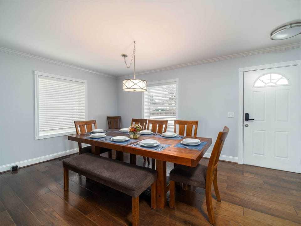 Lots of room to share a meal plus high top table for added seating