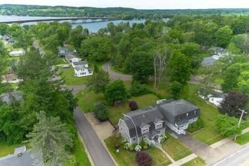 1 block from lake
