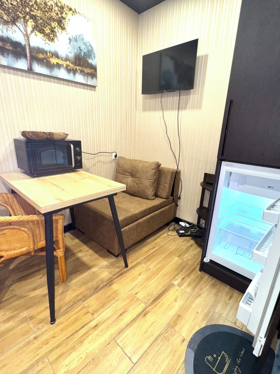 Charming kitchenette with microwave, TV, dining space & modern design