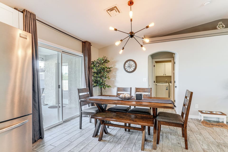 Dining Area | Dishware/Flatware Provided