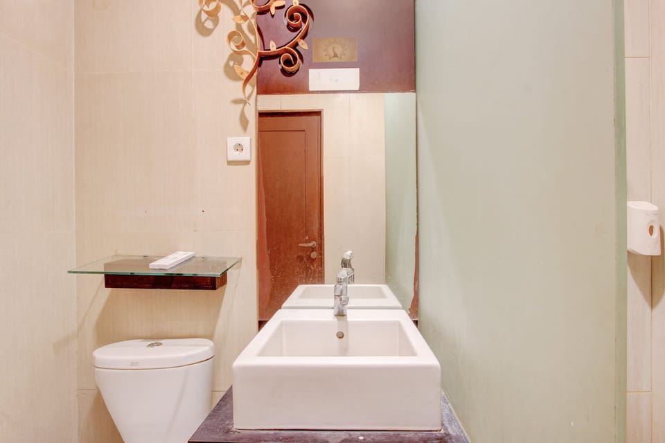 Shower, free toiletries, hair dryer