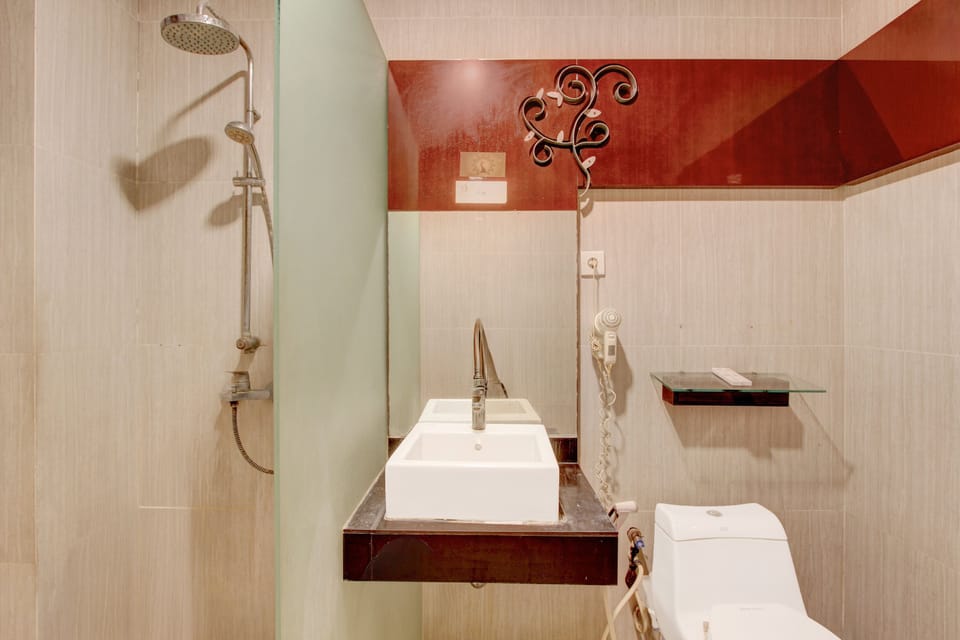 Deluxe Double Room | Bathroom | Shower, free toiletries, hair dryer