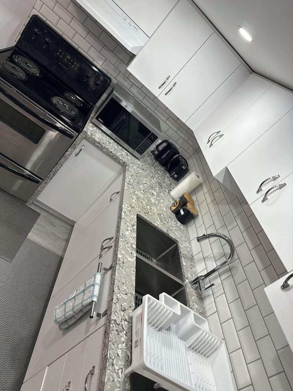 Kitchen with stove, fridge, toaster, kettle & basic supplies
