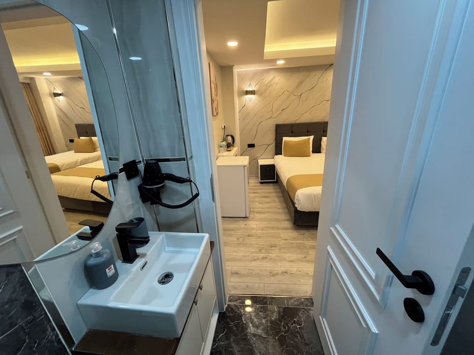 Economy Triple Room | Bathroom | Shower, free toiletries, hair dryer, slippers