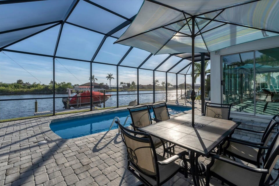 Large lanai with sparking pool and outdoor dining