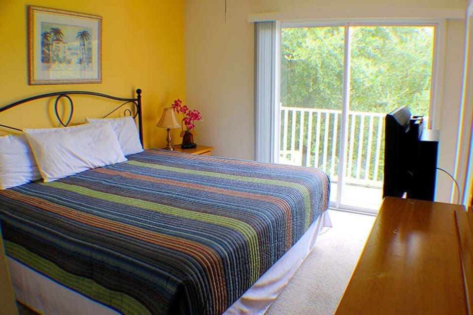 Master King Bedroom 1, Upstairs
Attached Bathroom
Has a Balcony
32" TV