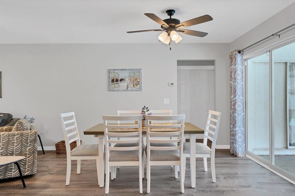 Seating for 6 at the dining table