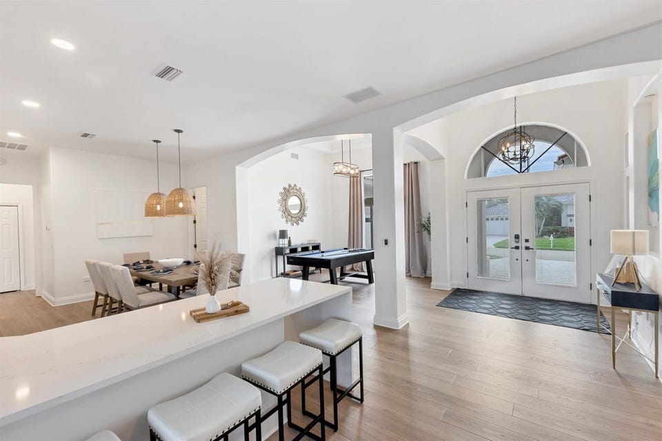 Breakfast bar with seating for 4