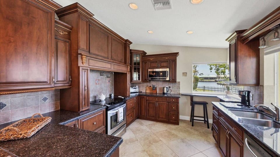 Gorgeous and spacious kitchen