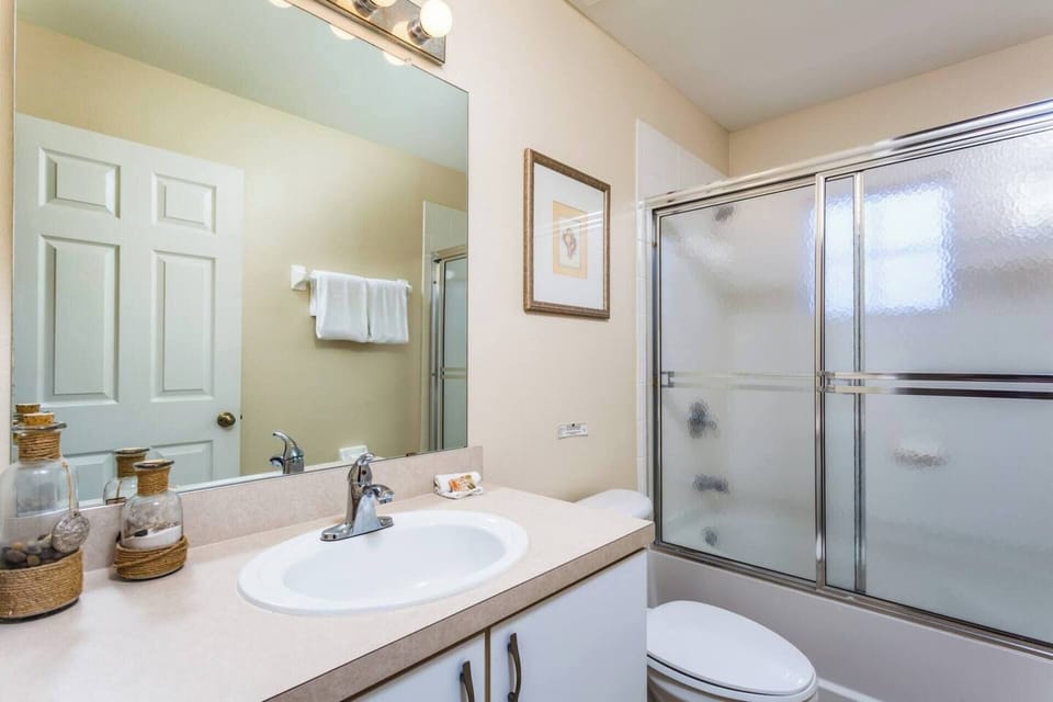 Master Queen Bathroom 2, Upstairs
Tub/Shower/Combo