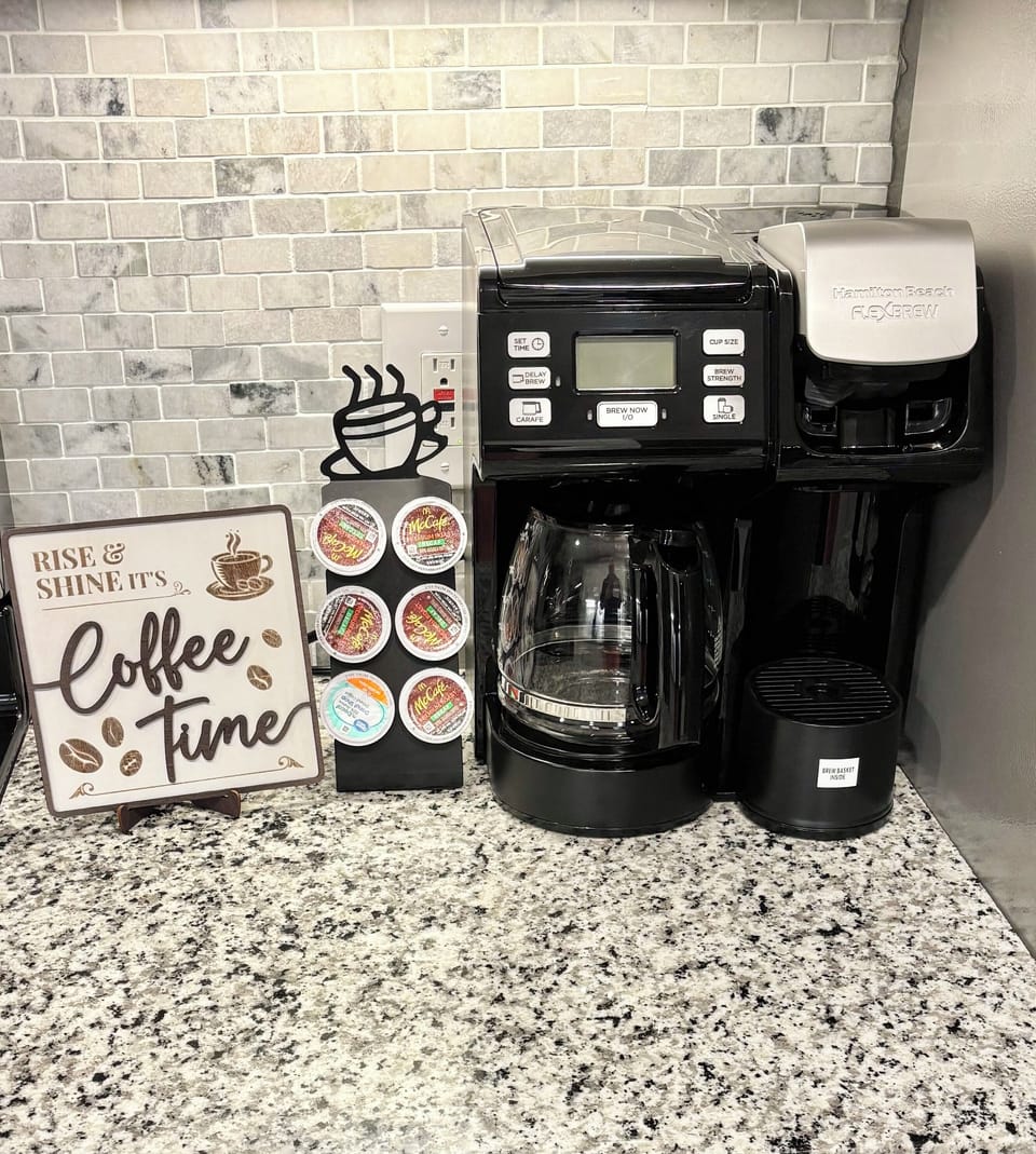 AMAZING COFFEE STATION WITH COMBO K-CUP/DRIP COFFEE MAKER