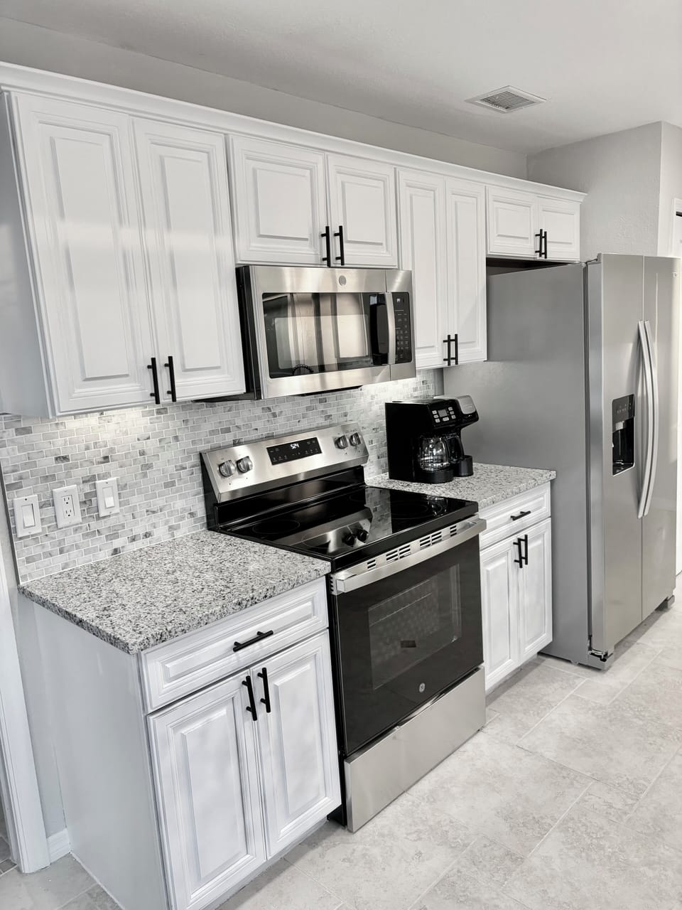 MODERN KITCHEN INCLUDES A KUERIG / DRIP COFFEE COMBO.