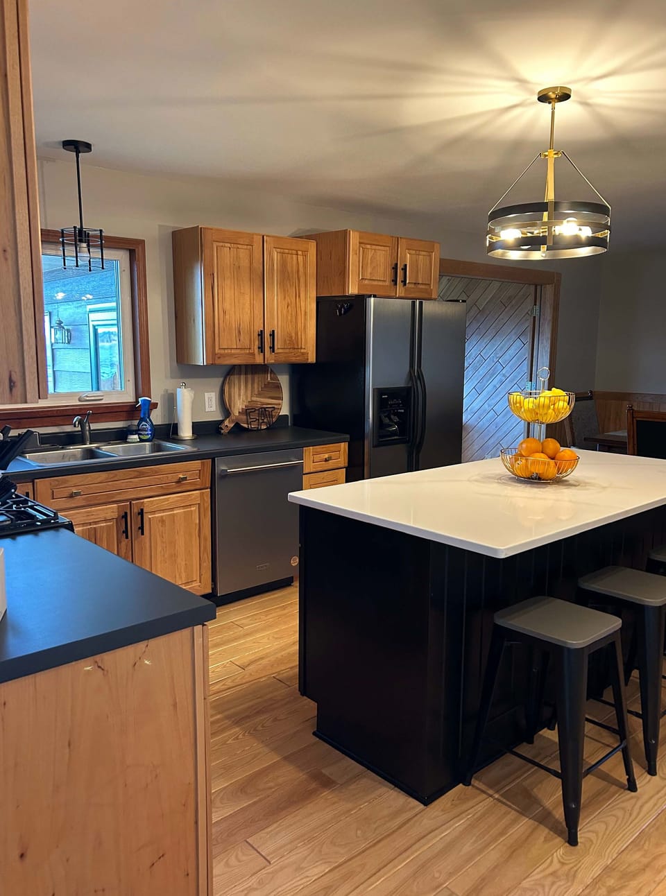 Kitchen with Island - seats 3