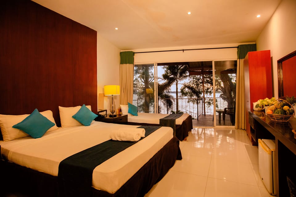 Deluxe Triple Room, Lake View | Desk