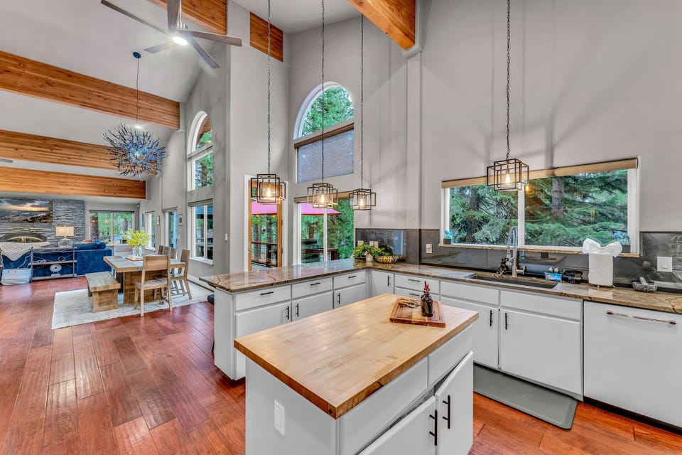 Kitchen: Fully-equipped kitchen, Wolf oven and stovetop, drip coffee maker, Espresso machine, French press, kitchen bar w/4 barstools