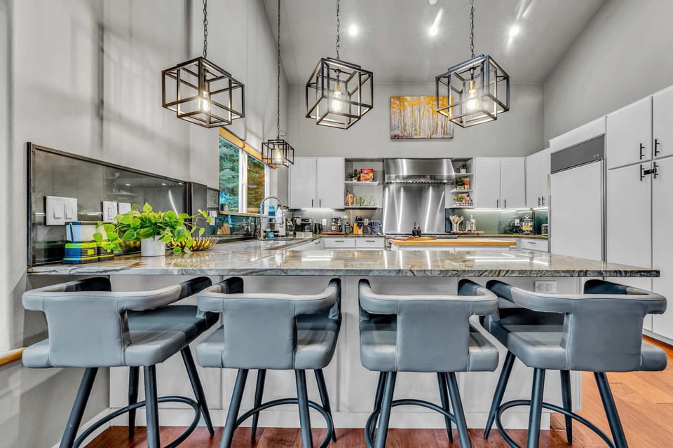 Kitchen: Fully-equipped kitchen, Wolf oven and stovetop, drip coffee maker, Espresso machine, French press, kitchen bar w/4 barstools