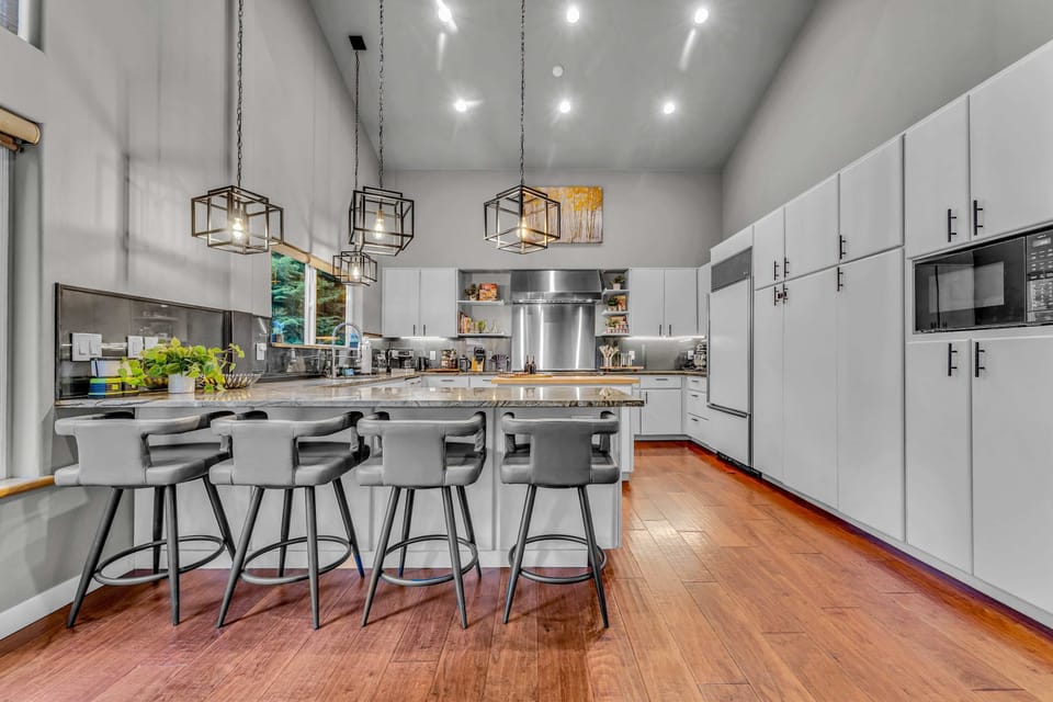 Kitchen: Fully-equipped kitchen, Wolf oven and stovetop, drip coffee maker, Espresso machine, French press, kitchen bar w/4 barstools