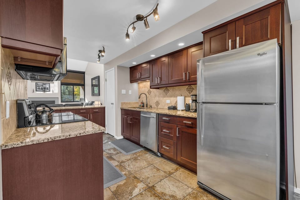 Kitchen: Well-equipped kitchen, Keurig, drip coffee maker, toaster, cooking utensils, tableware