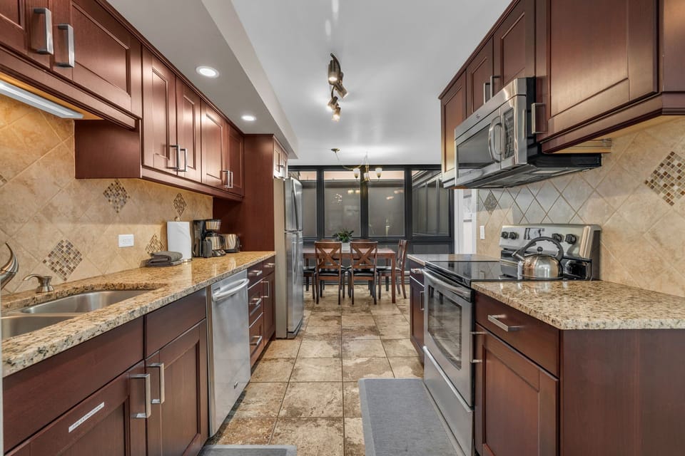 Kitchen: Well-equipped kitchen, Keurig, drip coffee maker, toaster, cooking utensils, tableware