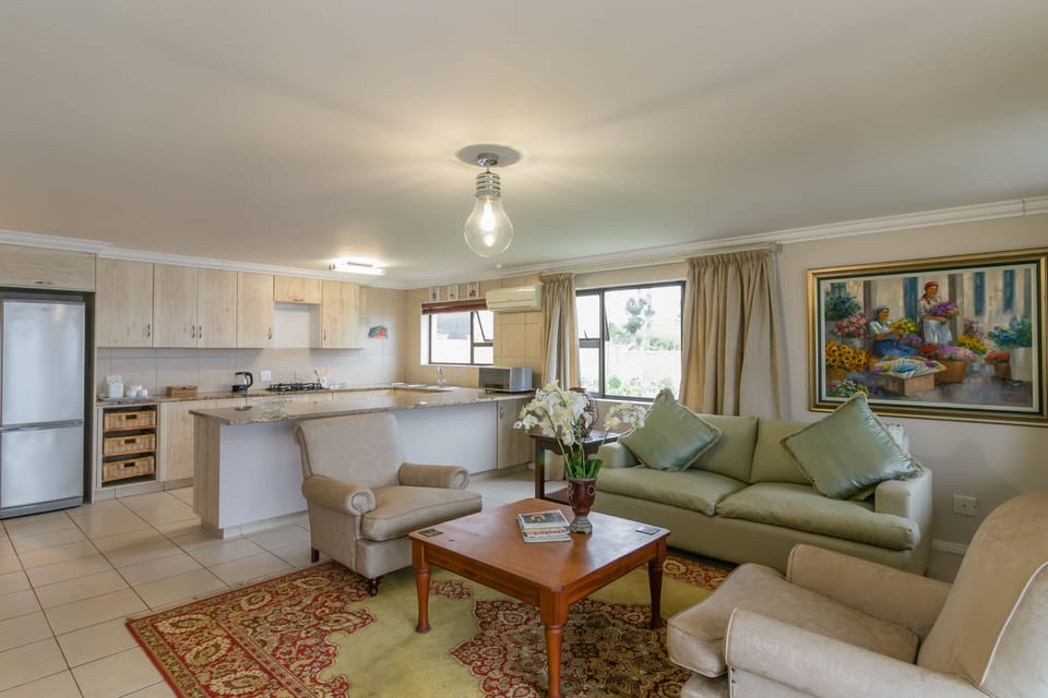 Room 8 - Superior | Living room | Flat-screen TV