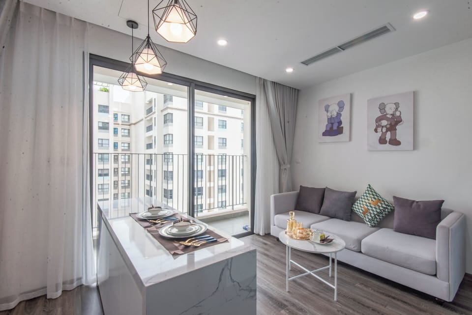 Deluxe Suite, City View | Living area