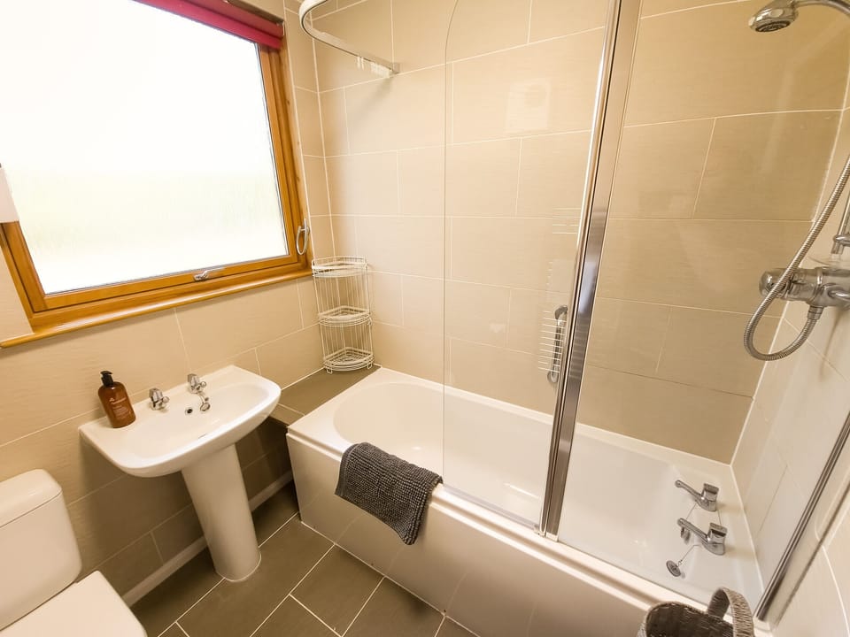 Taigh M'athair family bathroom with shower over bath