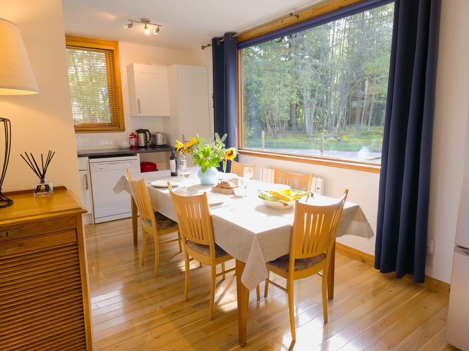 Taigh M'athair dining space