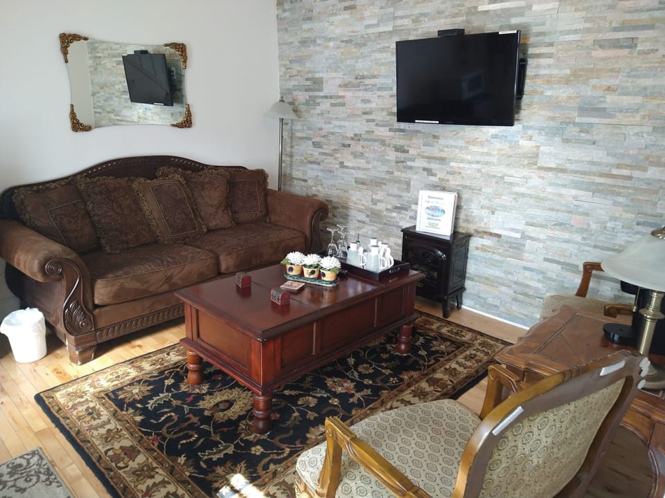 Suite Memphre | Living area | Flat-screen TV
