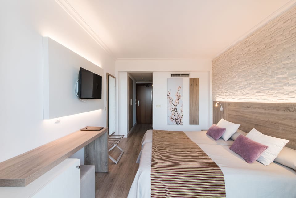 In-room safe, desk, free WiFi