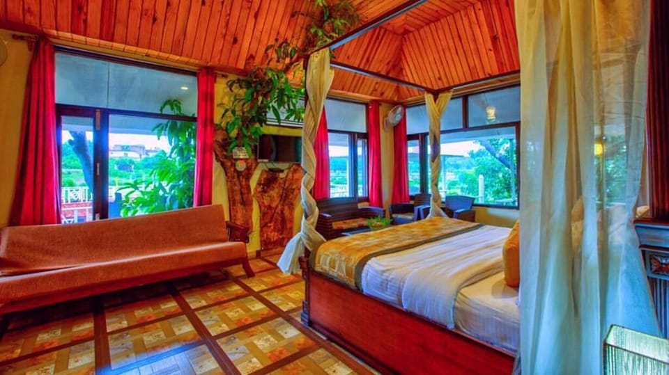 Luxury Studio Suite, Valley View | Soundproofing, iron/ironing board, free WiFi