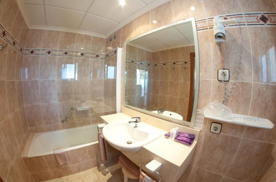 Combined shower/tub, free toiletries, hair dryer, towels