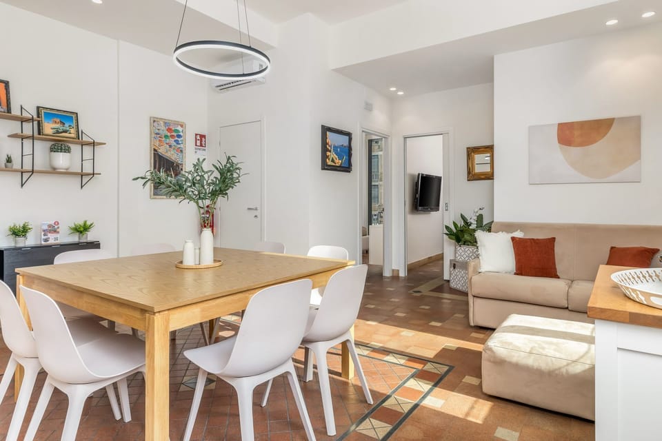 Deluxe Condo | Minibar, in-room safe, desk, laptop workspace