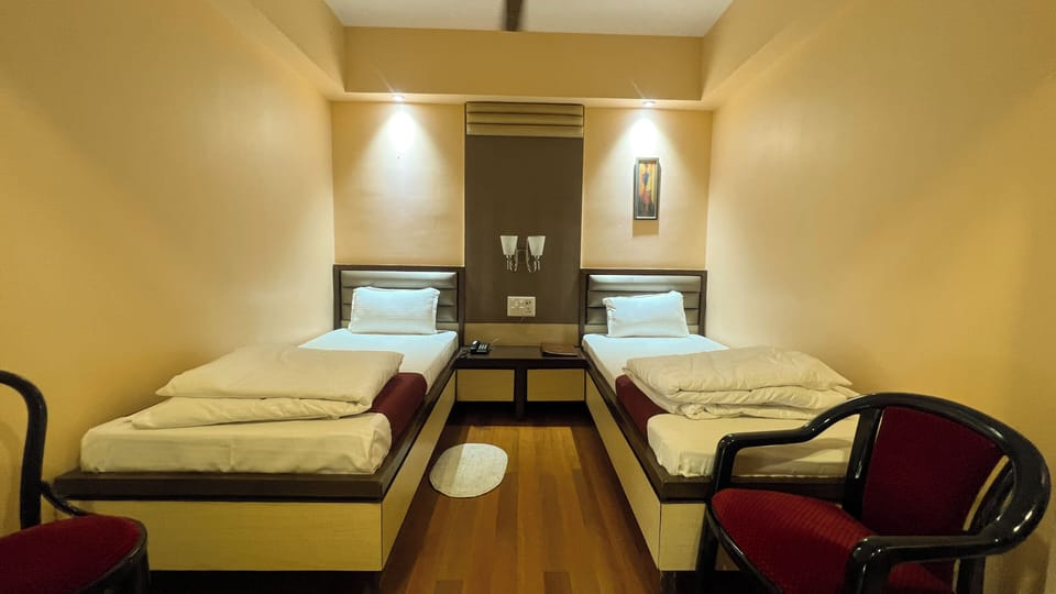 Standard Room, 1 Twin Bed | In-room safe, desk, laptop workspace, soundproofing