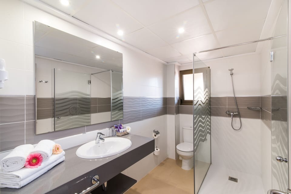 Double Room, Balcony | Bathroom | Shower, free toiletries, hair dryer, bathrobes