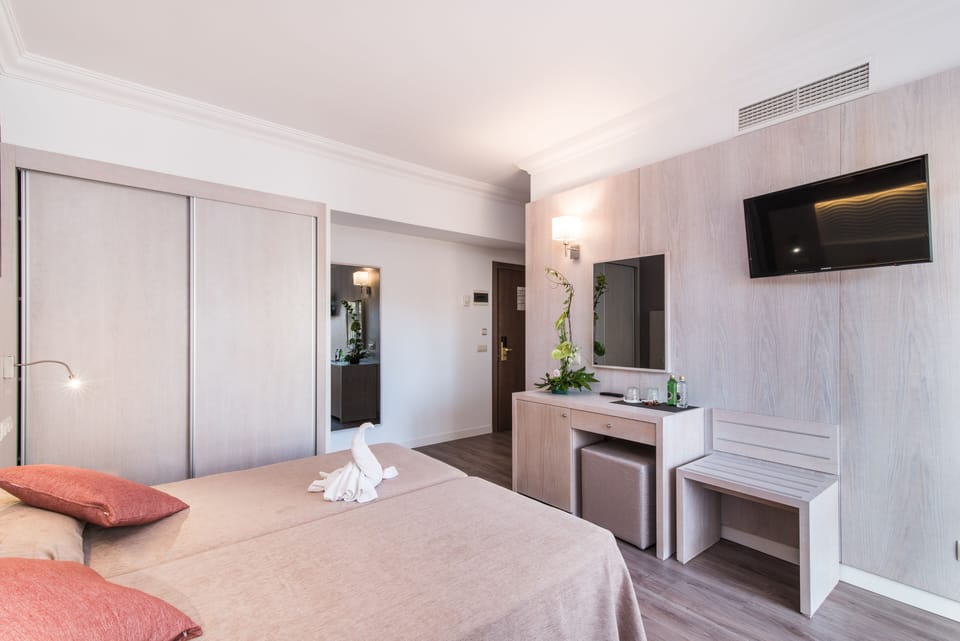 Double Room, Balcony | Free minibar items, in-room safe, individually decorated