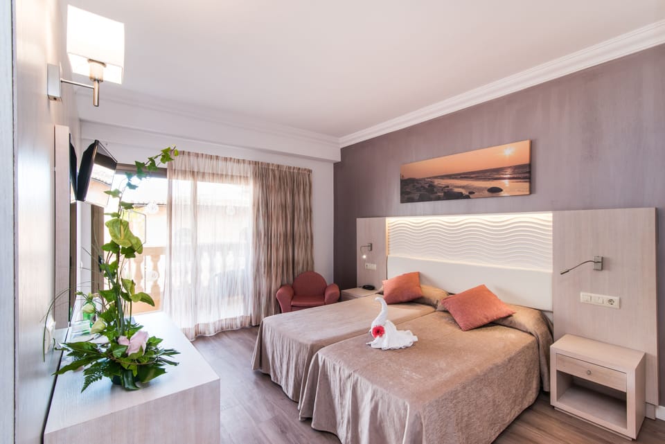 Double Room, Balcony | Free minibar items, in-room safe, individually decorated